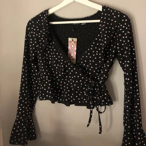 Prickig blus - petite prickig blus med knyte i midjan från boohoo, aldrig använt, prislapp kvar! Säljer för 100kr +frakt🖤