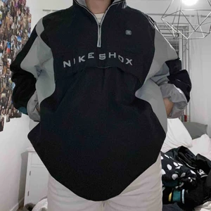 Nike vindjacka - Svinsnygg vindjacka från Nike, med half zip - passar till det mesta! Funkar som jacka under våren/tidig höst, men även att ha under en tjockare jacka under vintern! 