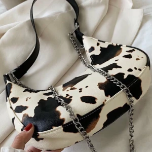 Väska - Säljer denna fina väska i cowprint. Köpt här på Plick men har aldrig använt den. Bud ligger just nu på 140❤️ budstopp kl 18:00 15/11!