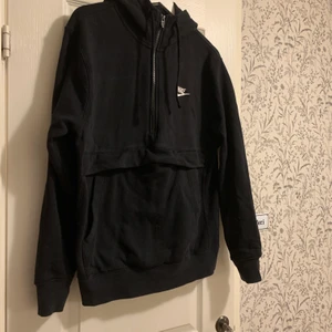 Niketröja! - JÄTTEFIN niketröja, är köpt på herravdelningen i storlek S, passar en XS-L beroende på hur man vill att den ska sitta. Dragkedja vid halsen sedan magficka som går att stänga upptill (se bild). Hör av dig vid intresse eller liknande! 🌸 frakt tillkommer