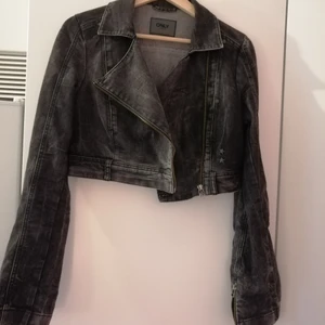 Jeansjacka  - Kort/croppad jeansjacka från ONLY, söta stjärn-detaljer på sidan. Fin både öppen och med dragkedjan stängd. Dragkedjan är lite trög när man ska öppna jackan. Frakt ingår i priset. 