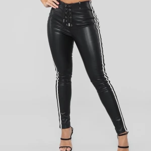 HELT NYA! Byxor från FashionNova, storlek XS - Helt nya byxor, storlek XS.