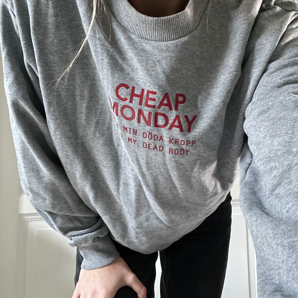 En grå sweatshirt med rött tryck från Cheap Monday i storlek M. Tycker om denna men den används inte tyvärr. Tror jag använt den max 5 gånger. Jag upplever att den är lite mindre än en ”normal” storlek M. Köparen står för frakten som tillkommer 💖. Tröjor & Koftor.