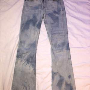 Så coola low waist bootcut blekta Crocker jeans i modelen 231. Strl 24, längd 31. Säljer pga att jag aldrig använder dem. Frakt tillkommer annars möts jag upp i Stockholm :)💙