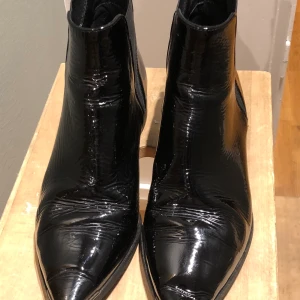 Acne Jensen Naplack boots - Snygga boots i lack i strlk 39.