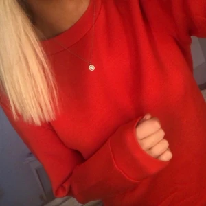 Collegetröja i finare material - Jättefin collegetröja från Mango i finare material. Säljer även denna i svart och vit :) Strl S