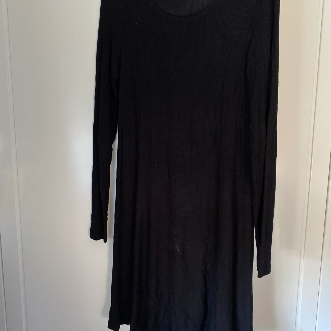 Enkel, svart, långärmad klänning