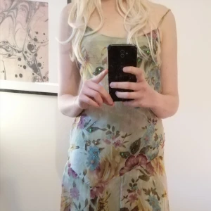 Grön blommig mesh klänning - Grön blommig mesh klänning med glittriga paljetter. Tunnt, fint material, känner mig alltid som en magisk älva i den 🧚‍♀️frakt tillkommer 