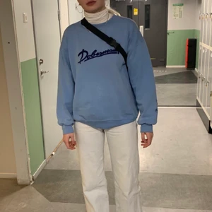 Collegetröja, oversized  - Cool collegetröja köpt på beyond retro, bra fit!! Jag har S o har använt den som oversize. Har en blek fläck ish på framsidan men jag tkr inte det gör ngt och har använt den flitigt ändå. Säljer pga vill uppdatera garderoben. Swipe för mer info 🌸 HÖGSTA BUD PÅ 280kr, AVSLUTAS IKVÄLL!!
