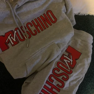 Moschino mjukisset - Moschino x HM - släpptes exklusivt och finns ej att köpa idag. Storlek small i båda. 400 kr tillsammans eller bud i kommentarerna. Hämtas i Vasastan. 