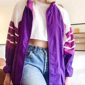 Unik 80-tals vindjacka 🌸🔮💜💓🦄🧞‍♀️ - Säljer min snygga unika 80tals vindjacka som är köpt på secondhand. Älskar färgkombon 🦄🔮💜💓 350kr + 63kr i frakt 