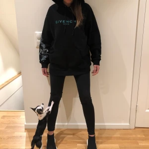 Givenchy Hoodie  - Använda ett par gånger endast 