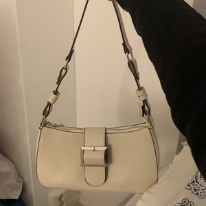 väska  - en fin väska som är använd Max 2 gånger. Säljer för har andra väskor o inte fått användning av denna 😕 tyvärr vet jag ej märket på väskan då det ej står 