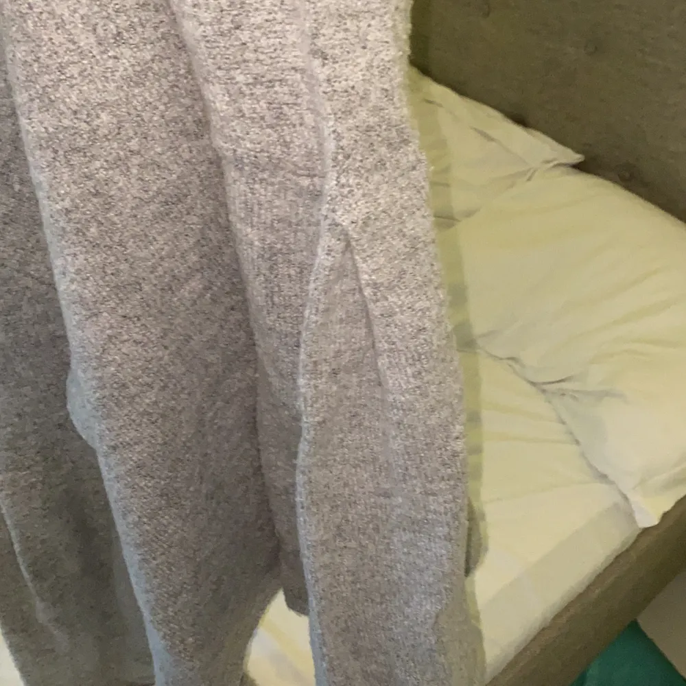 En grå stickad tröja, väldigt mjukt material. Storlek S från Gina gricot. Frakt ingår ej i priset! . Stickat.