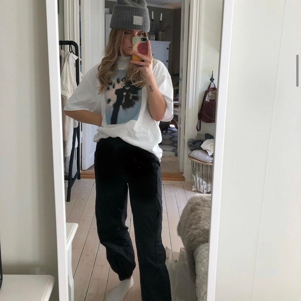 Skitsnygga cargo pants från Weekday i storlek 36, men resor i midjan samt knytsnöre i midjan så storleken kan variera mycket om man vill! Använts mycket men inget slitage någonstans, fortfarande väldigt fint skick. Funkar även som träningsbyxor om man vill det. Längst ner på byxorna finns även en dragkedja. Köparen står för frakten som tillkommer 💖 (jag är 167 cm). Jeans & Byxor.