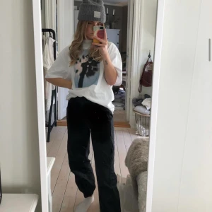 Svarta cargo pants från Weekday storlek 36! - Skitsnygga cargo pants från Weekday i storlek 36, men resor i midjan samt knytsnöre i midjan så storleken kan variera mycket om man vill! Använts mycket men inget slitage någonstans, fortfarande väldigt fint skick. Funkar även som träningsbyxor om man vill det. Längst ner på byxorna finns även en dragkedja. Köparen står för frakten som tillkommer 💖 (jag är 167 cm)