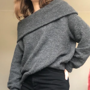 Stickad tröja - Stickad tröja från hm, off shoulder i strl S. Endast använd ett fåtal gånger och är i hyfsat bra skick(se andra bild). Kontakta om du är intresserad eller har några frågor😊✨