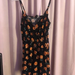 Playsuit ifrån Hm - Super skön playsuit ifrån Hm som ej används mer köparn står för frakt