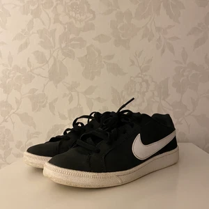 Nike Court Royale - Säljer dessa snygga skor då de tyvärr är lite för smala för mina fötter. Sparsamt använda. Kartong medföljer ej. Säljer för 150kr + frakt🥰