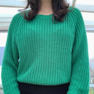 Stickad tröja  - Mysig stickad tröja, endast använd ett fåtal gånger. Säljer på grund av att den ej har kommit till användning💫💫 Frakt 50 kr ingår ej :/ men kan mötas upp🤩