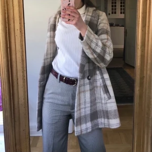 Beige jacka - Säljer min supersköna och populära jacka från H&M. Använt den fåtal gånger, så den är i nyskick. Mjuk och skön att ha på sig. Köparen står för frakten💕🥂