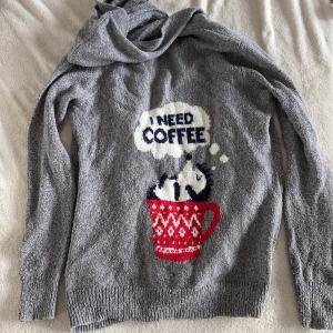 Hollister kofta, storlek S - Grå stickad cardigan/kofta med fickor framtill och en liten igelkott därbak.