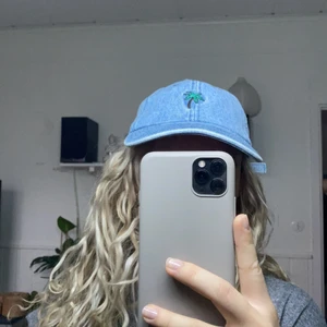 Keps med liten palm - Aldrig använd av mig