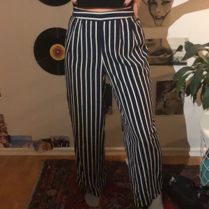 Randiga vida byxor - Säljer dessa randiga vida byxorna från bikbok. Är skit coola. Frakt tillkommer, annars möte i växjö eller älmhult