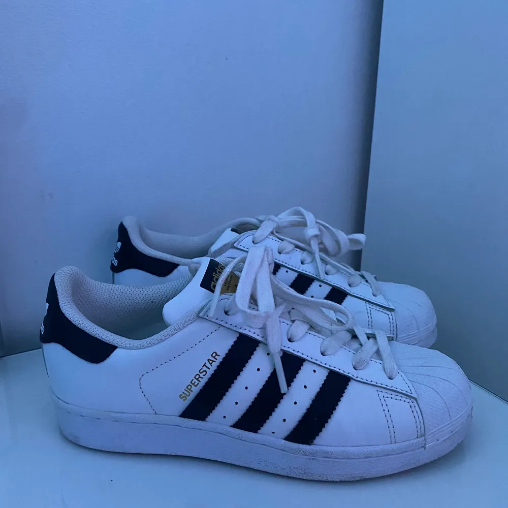 Adidas superstars, storlek 36,5 endast använd ett par gånger. Köpte mina för 1000kr.. Skor.