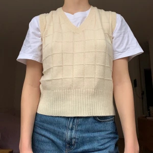 Stickad väst - Beige/cremefärgad stickad väst, köpt secondhand. Fint skick! Kan upplevas som lite stickig utan något under. Verkar vara storlek L men sitter mer som en S/M. +44kr frakt