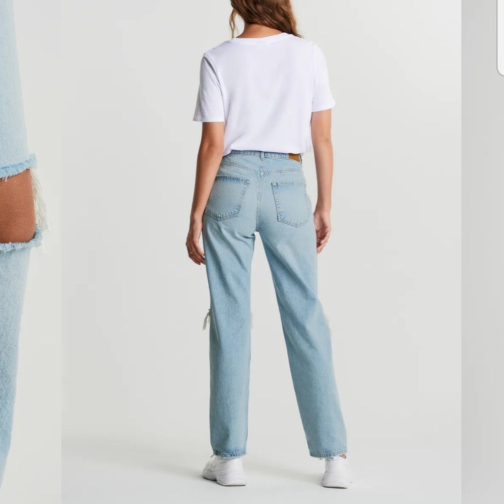Säljer mina 90s high waist jeans pågrund av att dom blivit för stora, är använda max 2 gånger så är som nya!💕 om flera är intresserade så blir det budgivning! HÖGSTA BUD: 400 kr inklusive frakt. Jeans & Byxor.