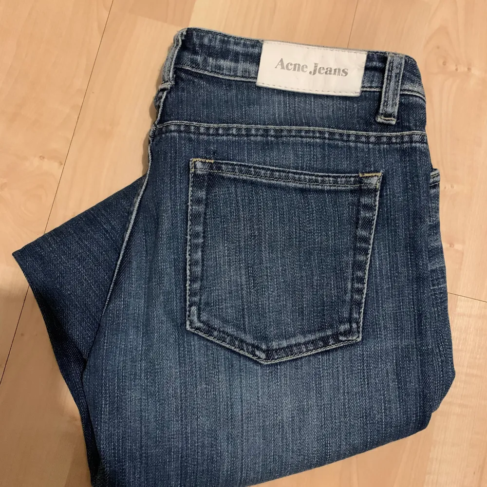 Ett par raka low waist/ mid waist acne jeans köpta på sellpy men aldrig använda av mig. De är i mycket gott skick men säljer pga de var för små. Köpare står för frakt. Jeans & Byxor.