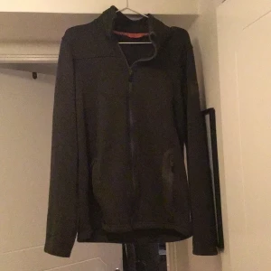 Fruluftströja - Mörkgrön vandringströja. Superskön, varm men ändå tunn och lätt.