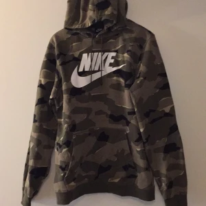 Nike Army Green Camouflage Hoodie - Storlek S, 2 år gammal, bra skick inga skador eller fläckar :-)