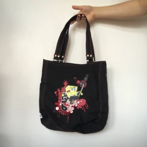 Tote bag - Coolaste tygväskan med tryck av svampbob! Snyggt dekorerad med röda kontraststygn. Kom privat vid frågor. Köpare står för frakt 