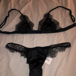 Underklädes set - Skitsnyggt och skitskönt underklädesset ifrån Nakd. Trosorna aldrig använda, toppen använd 1 gång, tvättad såklart! Storlek xs❤️❤️