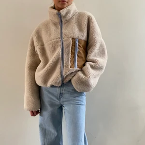 Biege Teddyjacka - Säljer denna fina och sköna Teddyjacka från Pull and Bear🥰 BUDA I KOMENTARERNA! Storlek XL men passar 34-38