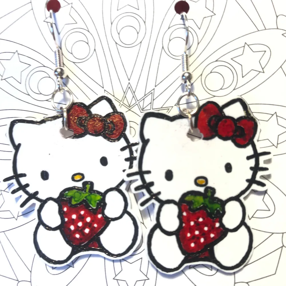 Hello Kitty örhängen gjorda av krympplast. Aldrig använda såklart. Frakt tillkommer på 11 kr. 🎀. Accessoarer.