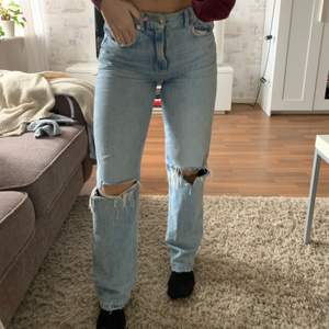 90’s high jeans från Gina!!! Jättefina och jättesköna! Skriv i kommentaren hur mycket du är villig och ge, buda gärna! Kan frakta! HÖGSTA BUD: 360kronor! Kan frakta!