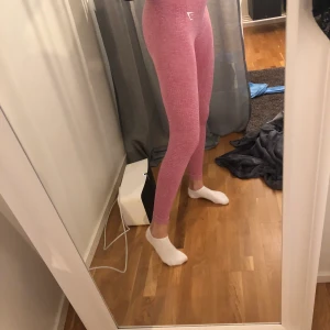 Gymshark - Säljer mina gymshark, använda fåtal gånger. Köpt för 400kr säljer för 200kr + frakt. Kan posta innan helgen vid snabbt köp