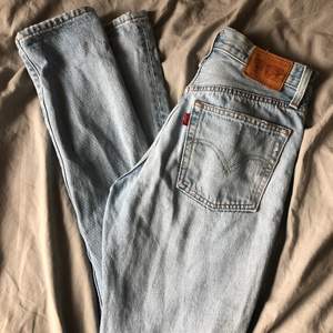 Jättefina ljusblå Levis jeans 501 skinny. I storlek S. Säljer för att de är för små💕 