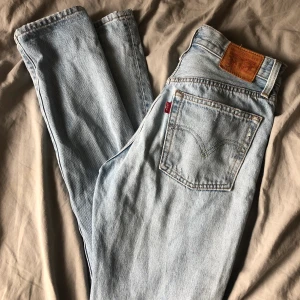 Levis jeans storlek S - Jättefina ljusblå Levis jeans 501 skinny. I storlek S. Säljer för att de är för små💕 
