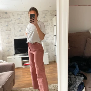 Manchesterbyxor från Gina Tricot - Säljer mina rosa Manchesterbyxor från Gina Tricot eftersom dem tyvärr inte kommit till användning. Köpte dem för 500kr, men dem säljs för 150kr. Priset går att diskuteras! Tveka inte på att höra av dig om du har några funderingar eller om du är intresserad 🥰🥰