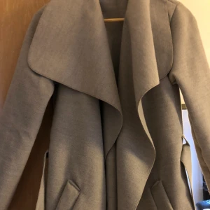  - Fin grå kappa, inte mycket använd! Frakt tillkommer