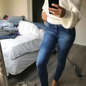  - Levis Jeans, helt nya. Passar mig som är en xs. 