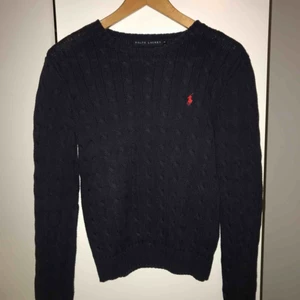  - Marinblå Ralph Lauren kabelstickad, knappt använd. Är i storlek M men skulle säga att den passar S också då den är rätt tajt.