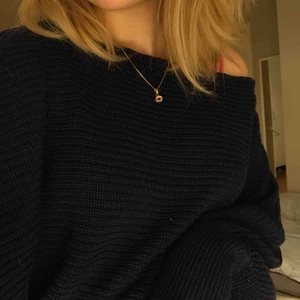  - One-shoulder knitted sweater från NA-KD. Använd endast fåtal gånger. Såg nu att det hade samlats lite damm på tröjan från min spegel men den har annars inga tydliga fläckar vad jag ser. 😊