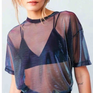  - Mesh t-shirt från urban outfitters  Holographic