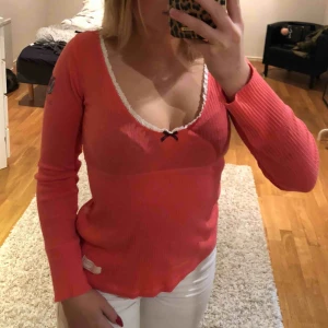  - Korall färgad Oddmolly tröja, nästan aldrig använd så den är i bra skick. Kan mötas upp i Stockholm, annars står köparen för frakten, tar endast swish.