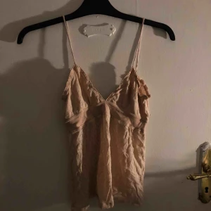  - Fint linne, vet dock inte märket men väldigt liten i storleken. Fraktar men köparen står för frakten 💞